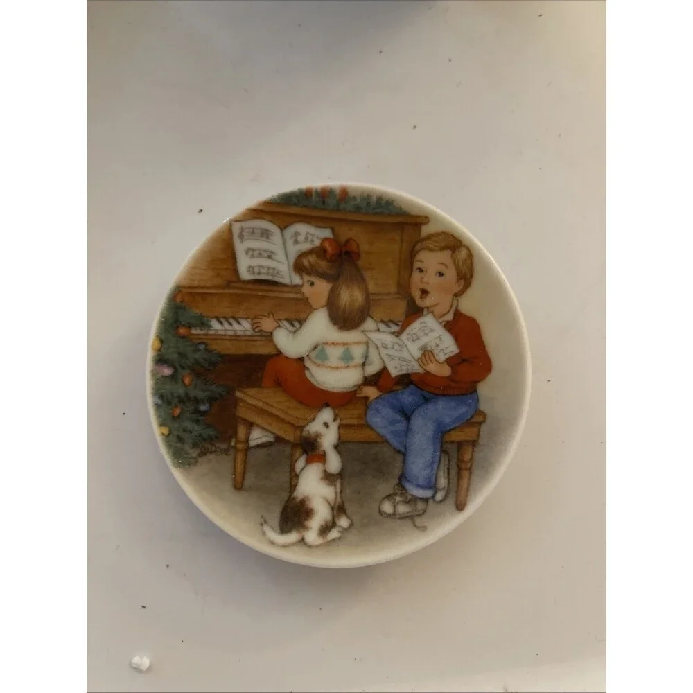 Hallmark Keepsake Ornament Sweet Holiday Harmony 1992 Collector’s Plate with Sta